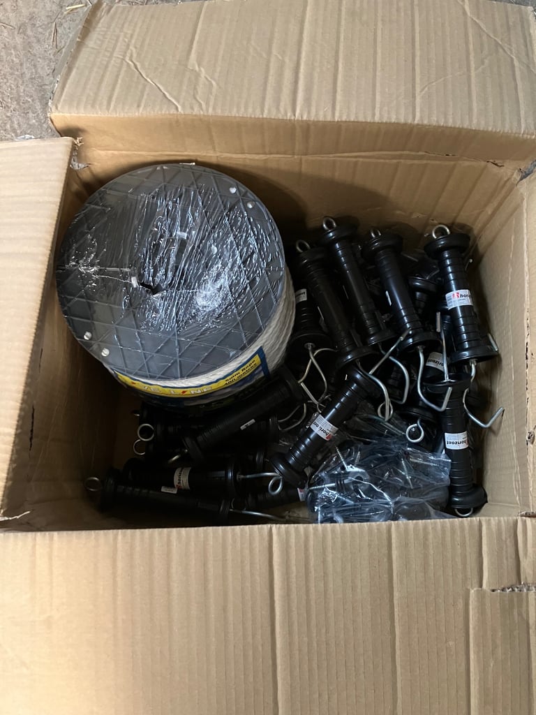 Electric fencing kit 