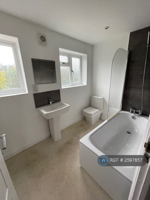 1 bedroom flat in Upper Elmers End Road, Beckenham, BR3 (1 bed) (#2597857)