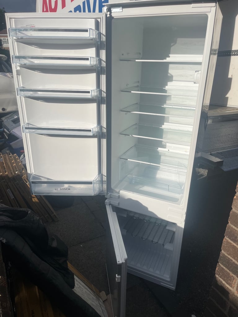 Integrated fridge freezer 