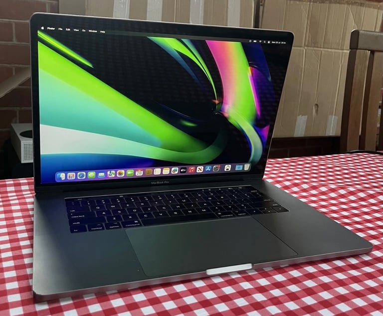 Swap 2017 MacBook Pro 15 - i7 - 16GB - 512GB - Touch Bar