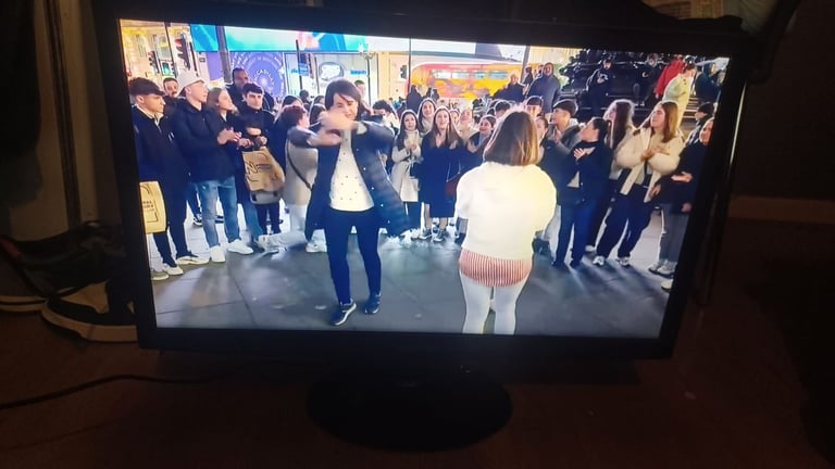 FREE DELIVERY excellent 27 SAMSUNG LED HDTV freeveiw channels inbuilt 