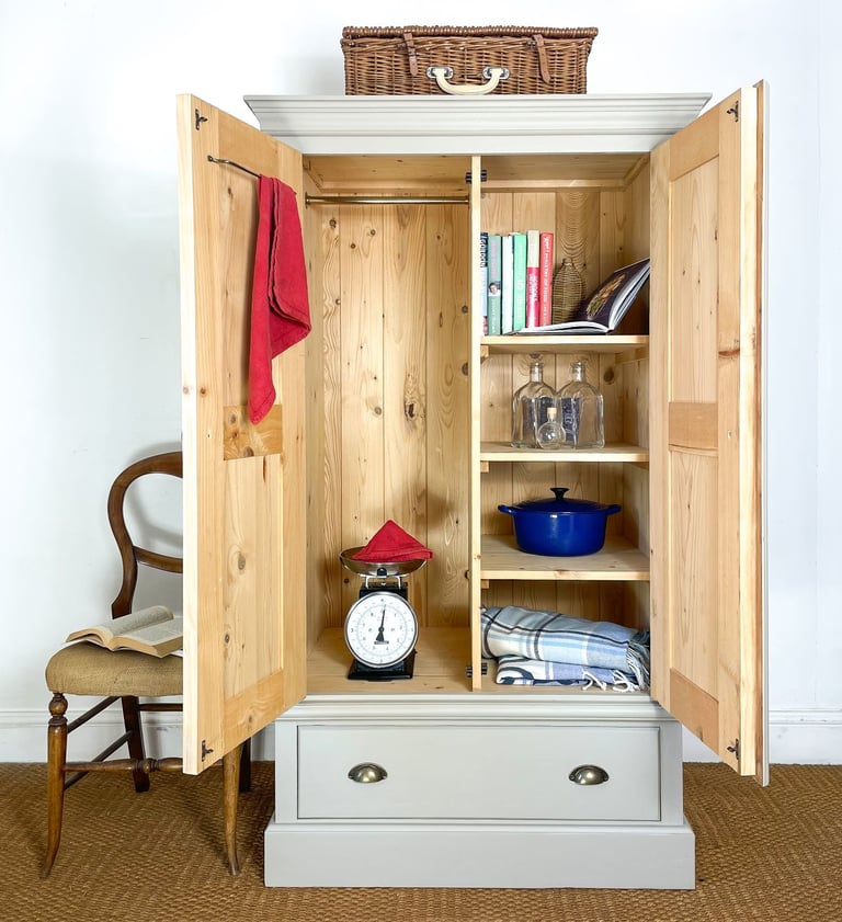 5.2ft Solid pine linen cupboard dresser cupboard wardrobe / Pantry larder