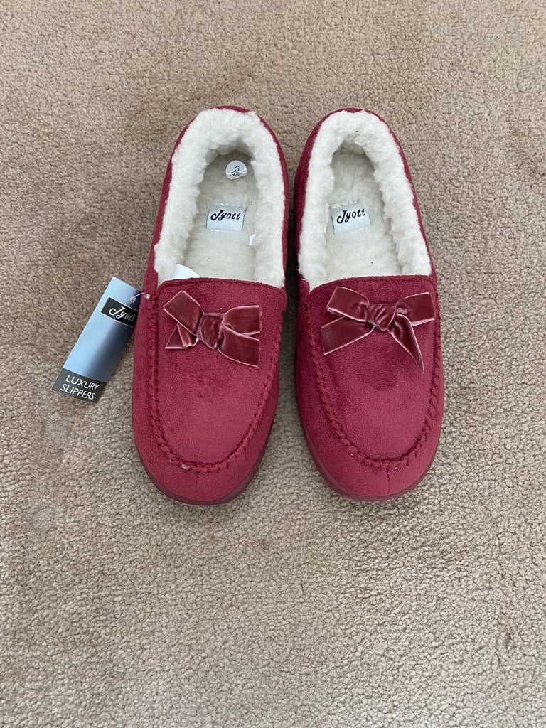 image for Slippers size 5 New with Tag