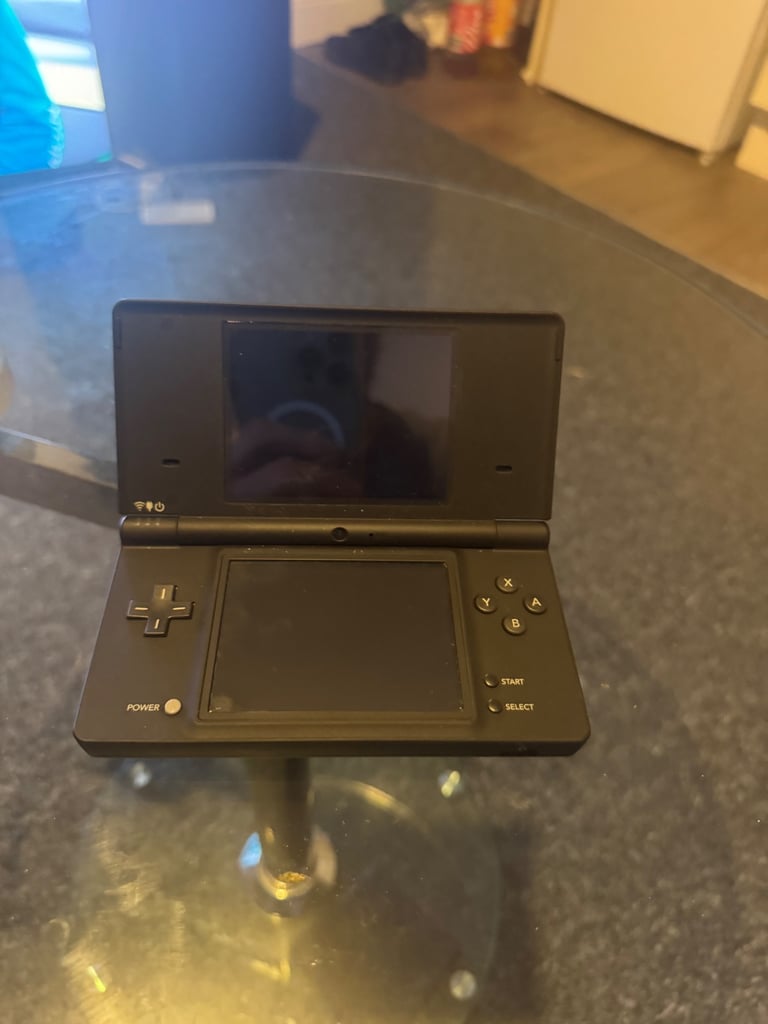 Great condition Nintendo DSI with 4 games, case and original stylus!