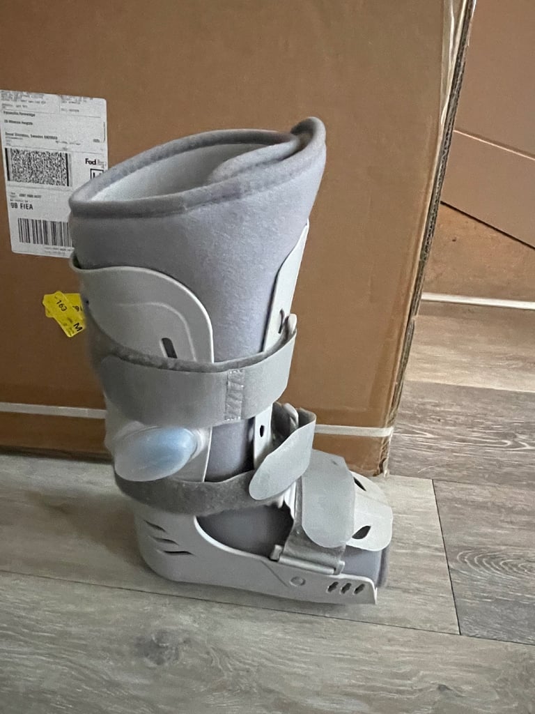 Aircast Medical fracture walker boot size small 