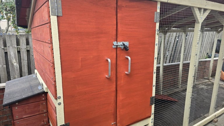 PREMIUM Hand-Crafted 6-Hen Chicken Coop & Run - Fox-Proof & Built for Scottish Weather