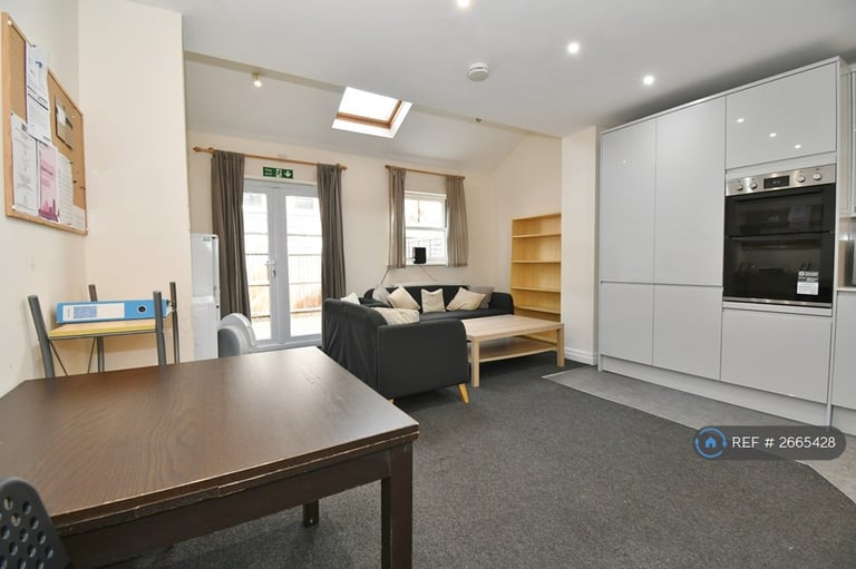 6 bedroom house in Gordon Street, Leamington Spa, CV31 (6 bed) (#2665428)