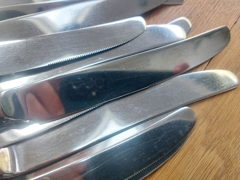 80x Lancaster stainless steel dinner knives. Bead pattern. Restaurants/Hospitality/Catering. 