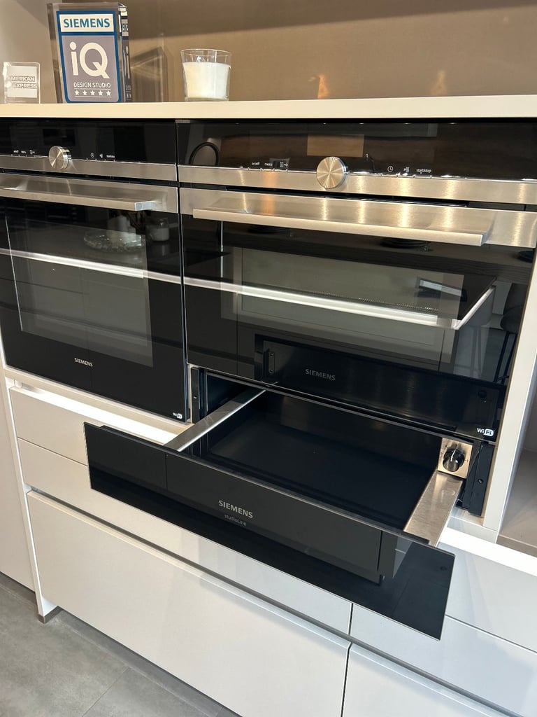 60% OFF - Sahara Lux Ex-display Kitchen for sale + Siemens Appliances & Quartz Worktop included
