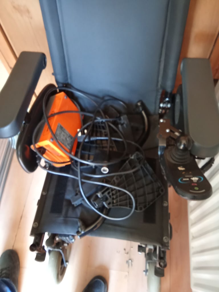 Electric wheelchair 