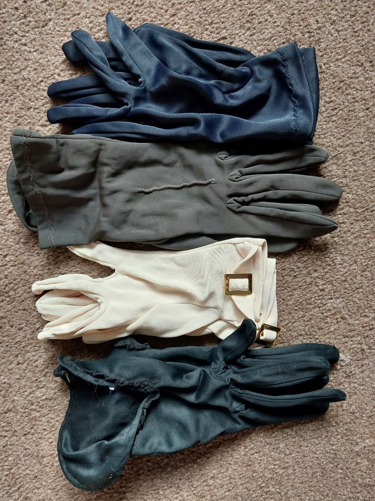 ACRYLIC/POLYESTER DETATCHED FUR COLLAR WITH 4 PAIRS OF LADIES GLOVES - NO IDEA OF AGE