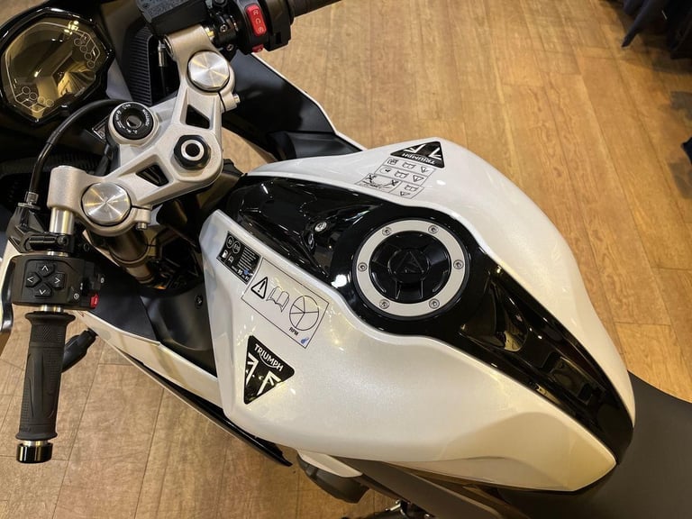 2025 Triumph Daytona 660 STANDARD TWIN COLOUR Petrol black 6 Speed