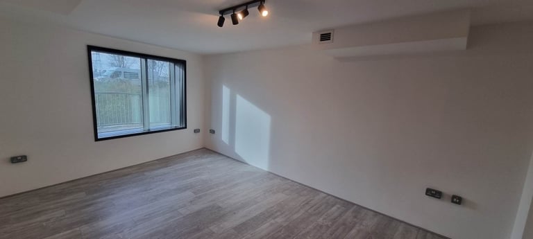 Bright and Spacious 190Sq Ft Soundproof Music Recording / Production Studio In Clapton / Leyton E10