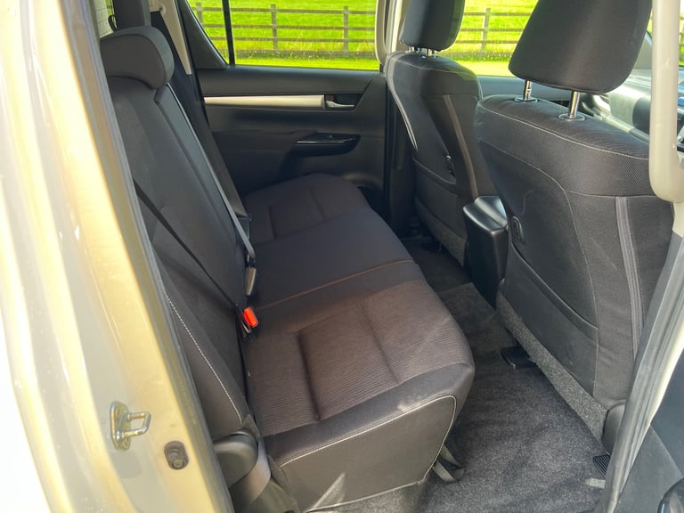 TOYOTA HILUX 2.4 D-4D 150PS INVINCIBLE MANUAL 4WD 4X4 PICKUP 71 REG 65,300 MILES