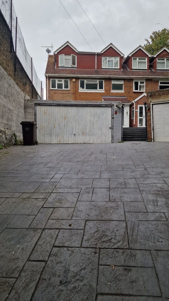 A Large 6 bedrooms, decent property for rent in Gillingham 