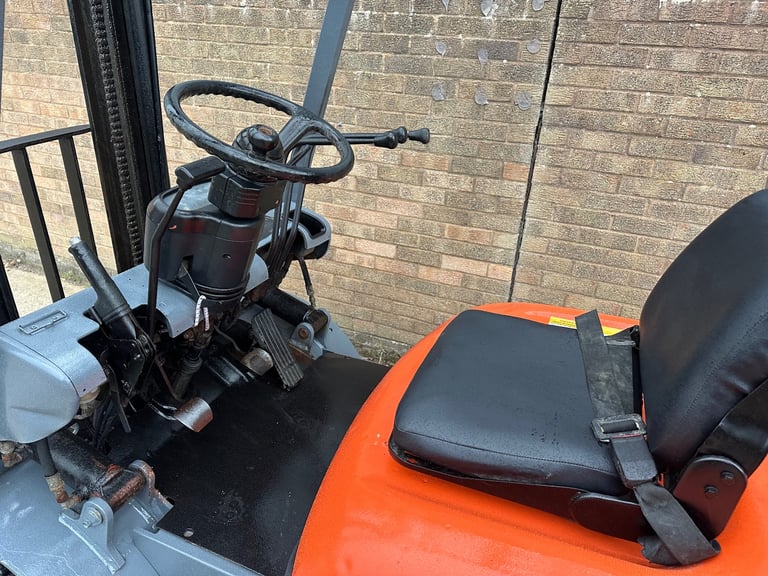 Toyota 2.5t diesel forklift, clear view mast, low hours 