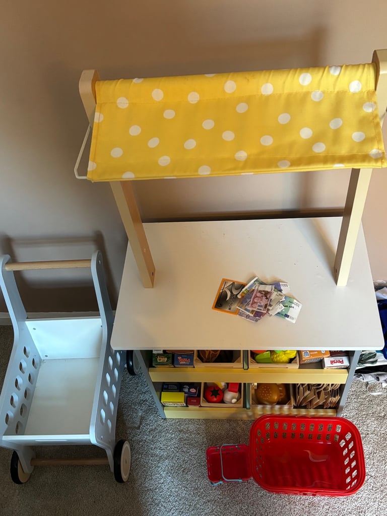 Toy shop and trolley with accessories 