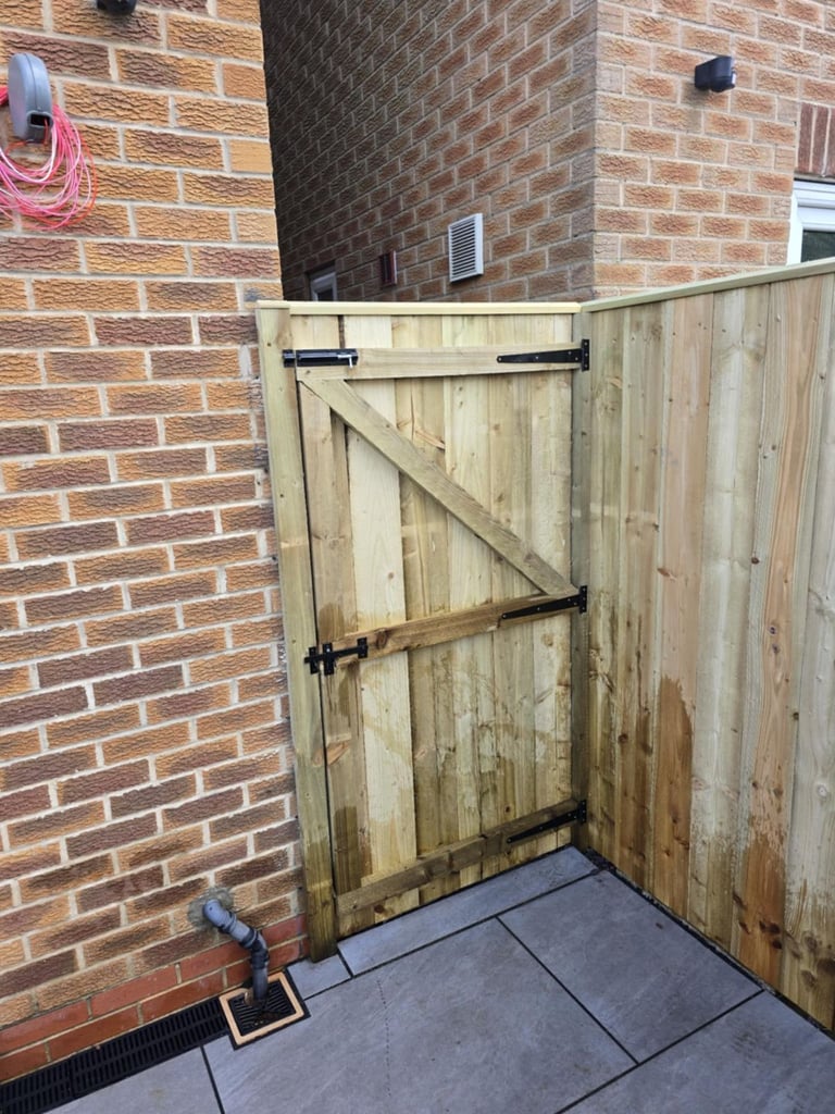 CLOSE BOARD TIMBER FENCING 