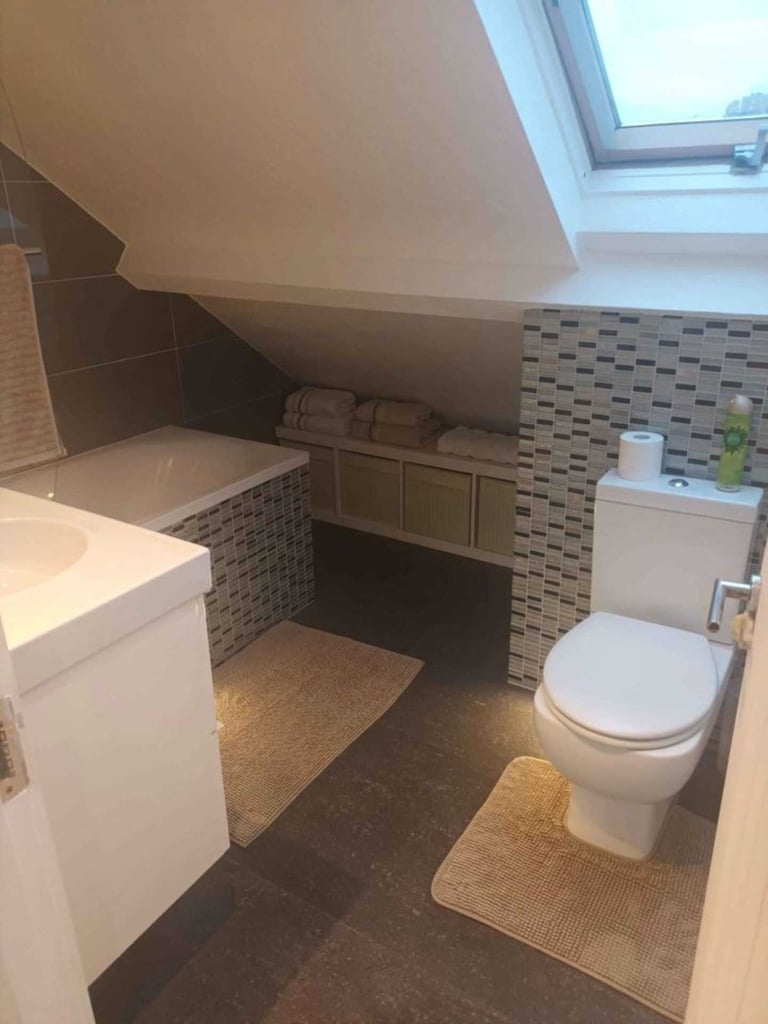 1 bedroom flat in Hathaway Gardens, West Ealing