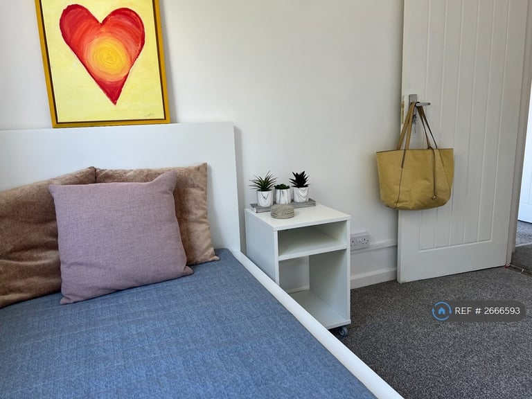 3 bedroom flat in Hamilton Road, Reading, RG1 (3 bed) (#2666593)