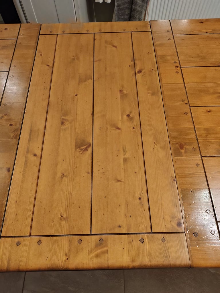 Extending 6-8 seat Dining Room Table and Chairs 6 / 8