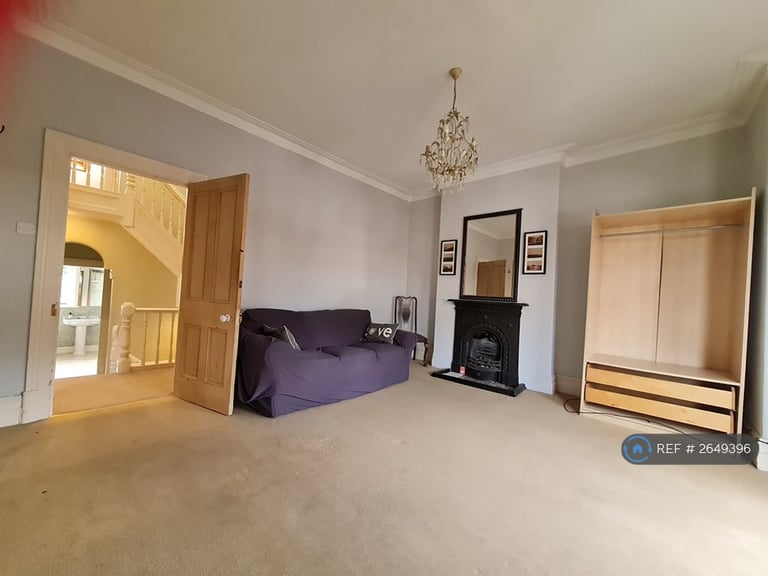 image for 4 bedroom flat in Kings Avenue, Wirral, CH47 (4 bed) (#2649396)