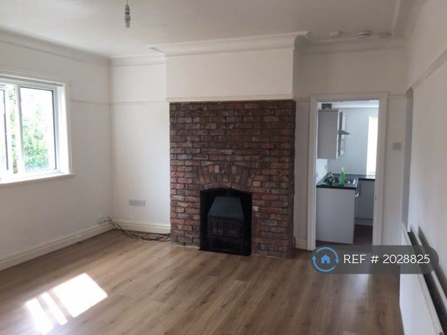 2 bedroom flat in Highfield Road, Widnes, WA8 (2 bed) (#2028825)