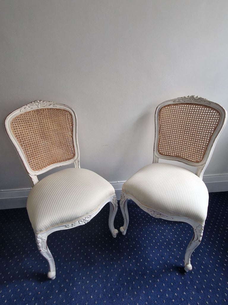Round dining table with two chairs 
