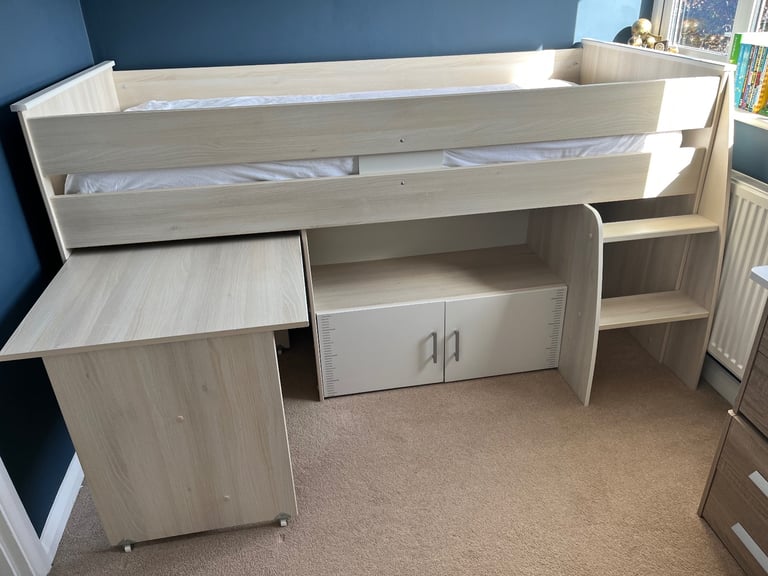 Mid sleeper cabin bed