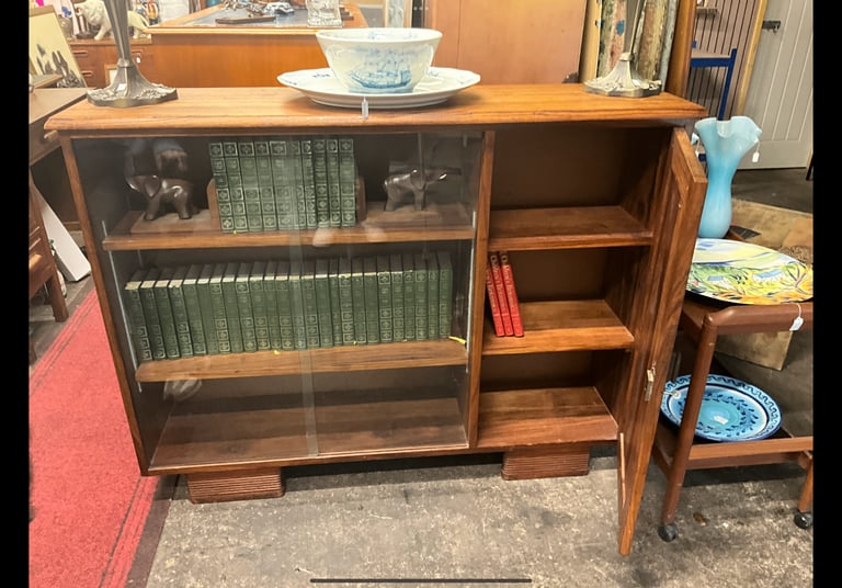This is lovely Vintage bookcase in very good condition, 
