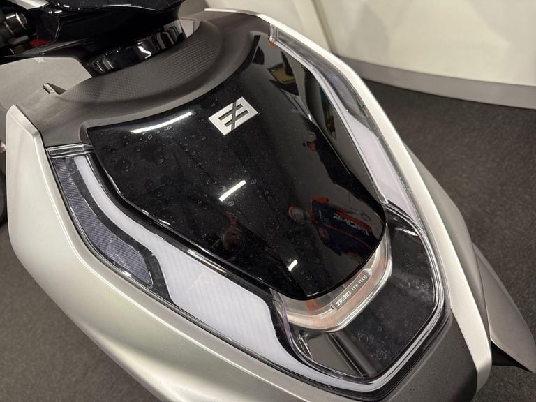 2025 Zeeho Ae8 STANDARD COLOUR silver Automatic
