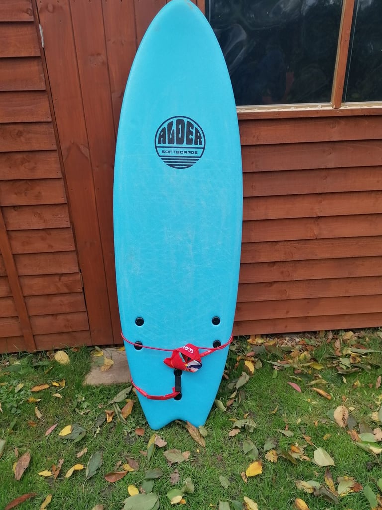 Alder surfboard 5 ft 8 and leash and bag