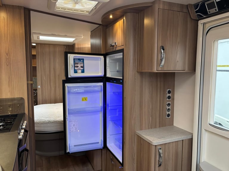 2016 SWIFT CONQUEROR 645, ISLAND BED, TALL FRIDGE, ALDE, SOLAR