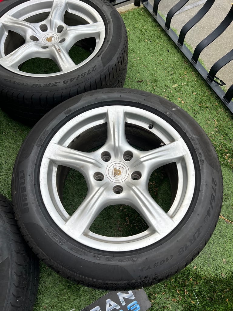 Porsche Panamera 18” alloy wheels and 4Pirelli Tyres