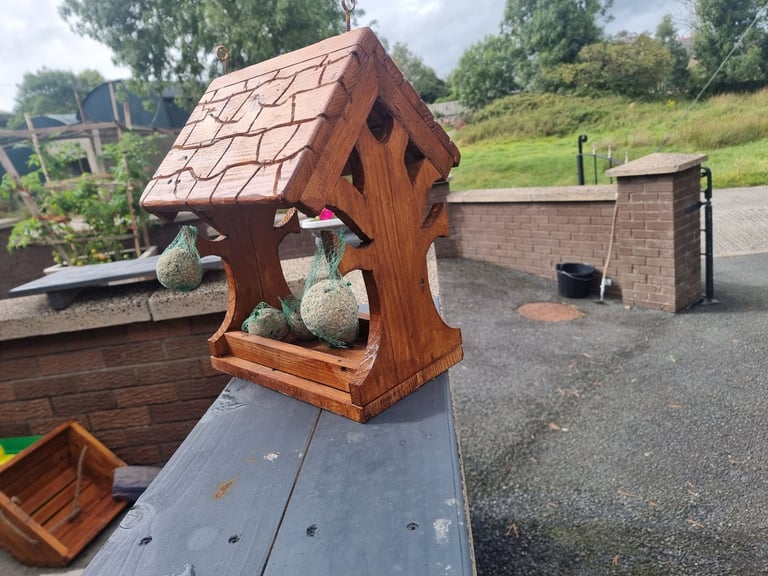 Bird feeding house 