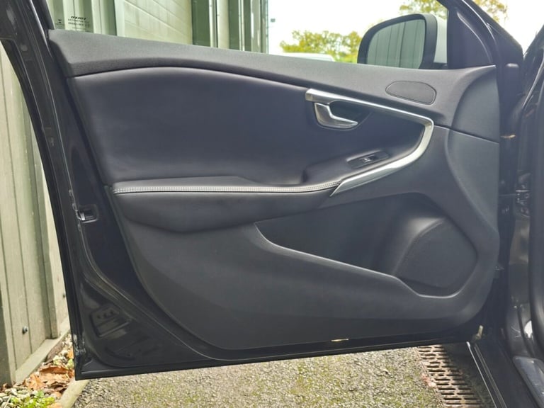 2017 Volvo V40 2.0 D2 R-Design Nav Plus Hatchback 5dr Diesel Manual Euro 6 (s/s) (120 ps) Hatchba...