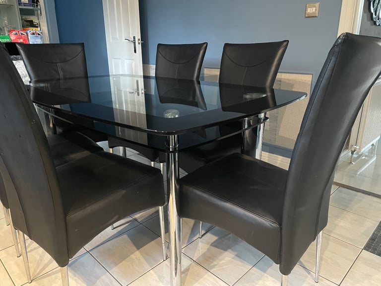 Dining Table and 6 chairs 