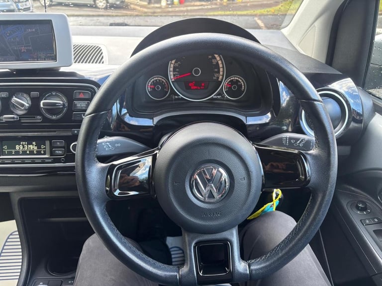VOLKSWAGEN UP 1.0 High up! 2014