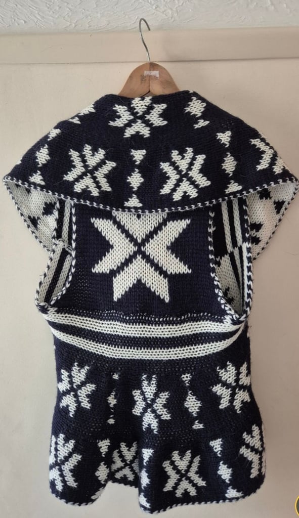 Blue & White Snowflake Design Reversible Thick Warm Waistcoat Blue Ribbon Fastening Immaculate 