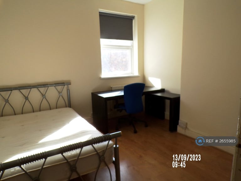 8 bedroom house in Booth Avenue, Manchester, M14 (8 bed) (#2655985)