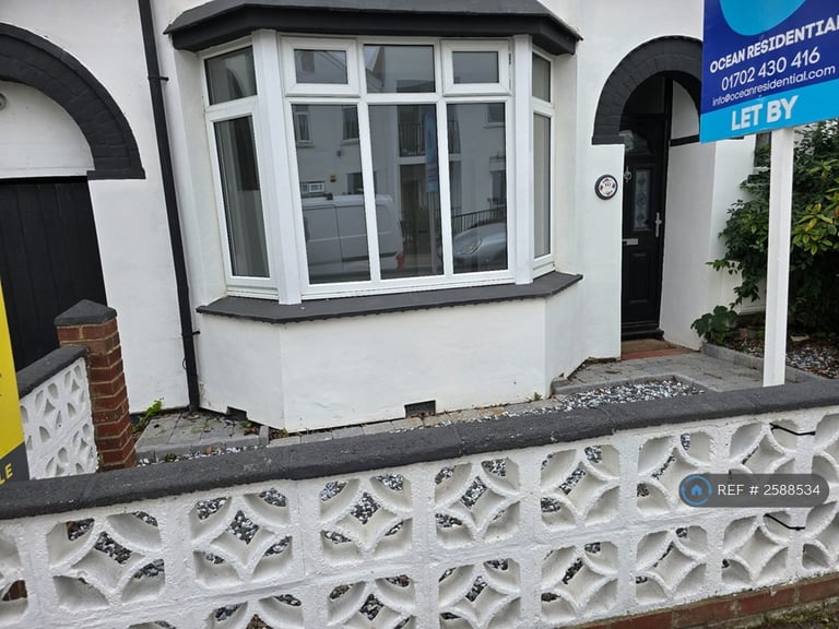image for 4 bedroom house in Glendale Gardens, Leigh-On-Sea, SS9 (4 bed) (#2588534)