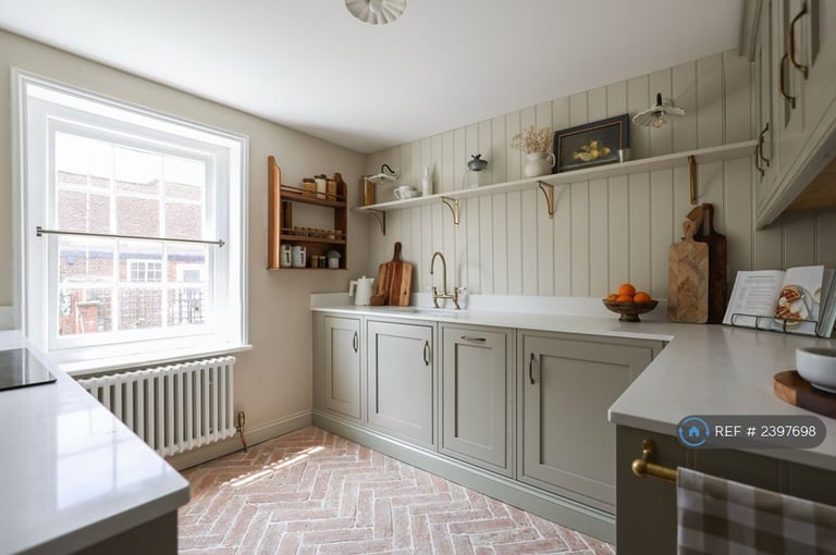 3 bedroom flat in High Street, Harpenden, AL5 (3 bed) (#2397698)