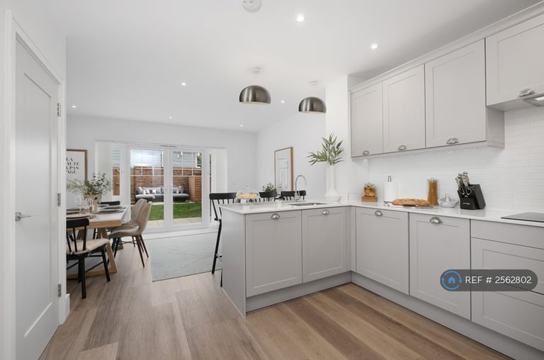 3 bedroom house in Green Park Village, Reading, RG2 (3 bed) (#2562802)