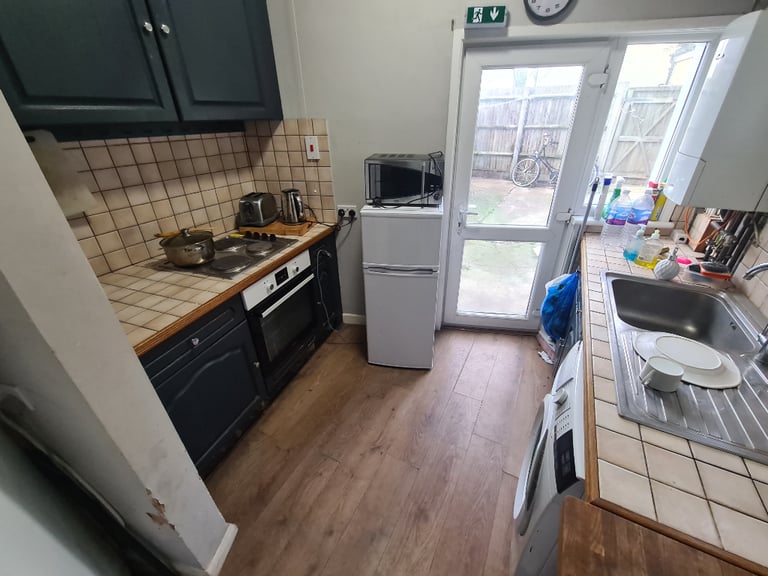 Spacious  Room With ALL BILLS INCLUDED Opposite to Haydons Road Station in Wimbledon