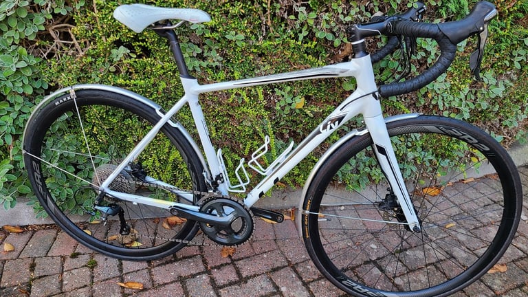 Woman's Liv Avail 2 SL  Disc Brake Road Bike. Med. Excellent condition. Very lightly used.