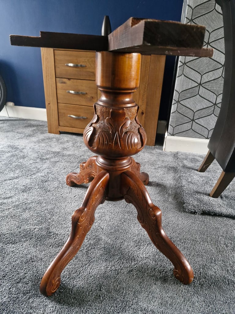 Dining table and 6 chairs 