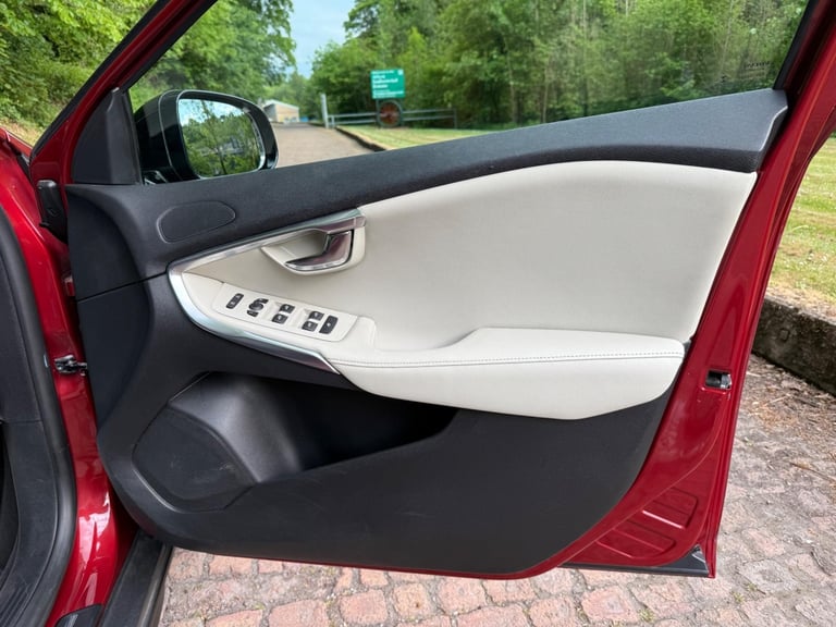 2014 Volvo V40 Cross Country 1.6 D2 Lux Powershift Euro 5 (s/s) 5dr HATCHBACK Diesel Automatic