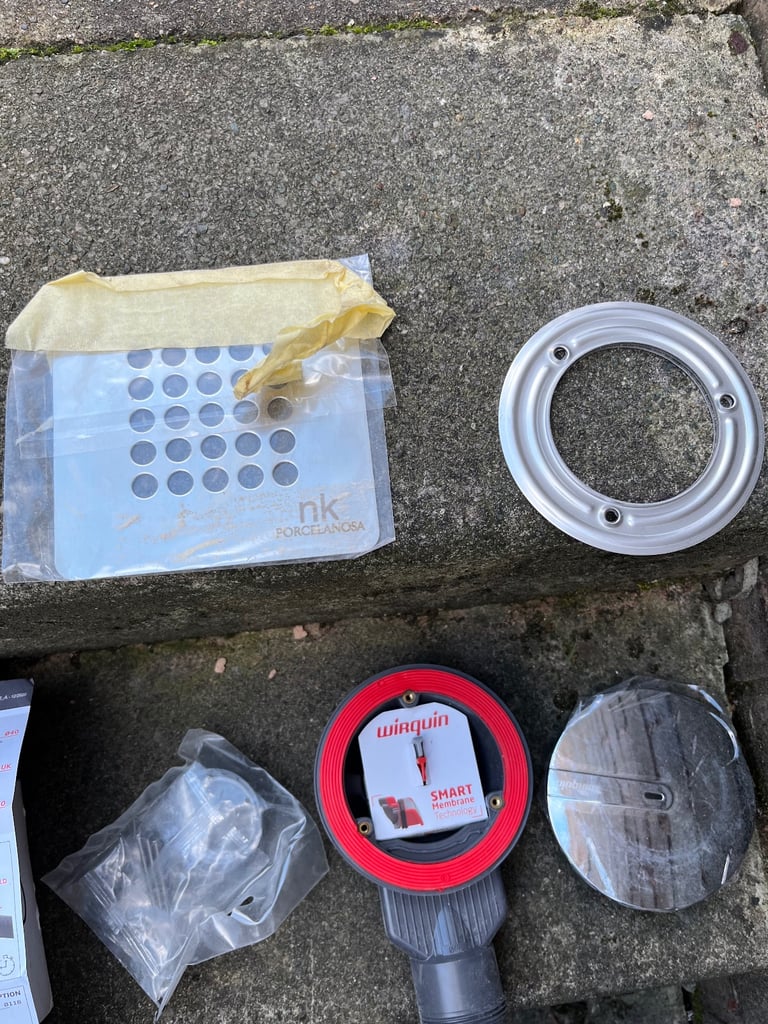 Slimline shower tray trap with square and round plate