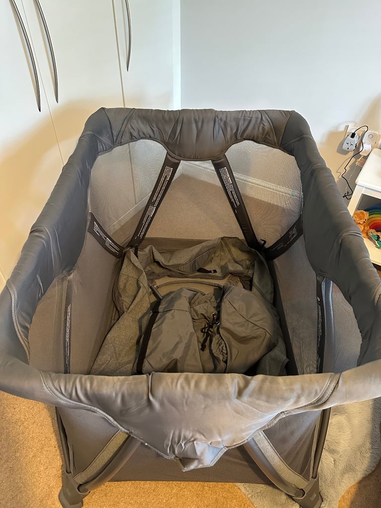 Nuna Travel Cot  - grey - With Baby Bassinet in excellent condition! 