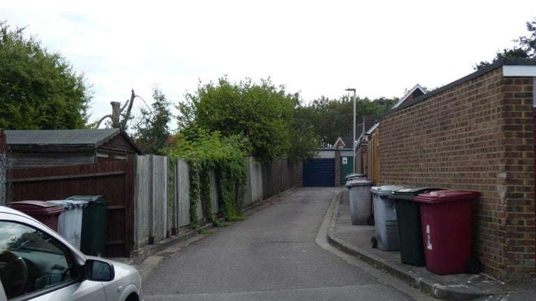 Garage/Parking/Storage to Rent: Longridge Close, Reading, RG30 2QF